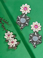 Riri Shell Set (Earrings + Maang Tikka)