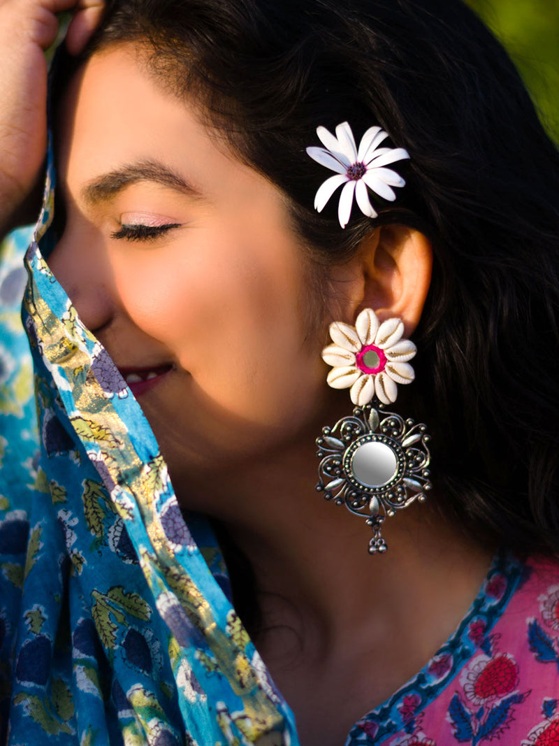 Riri Shell Flower Earrings